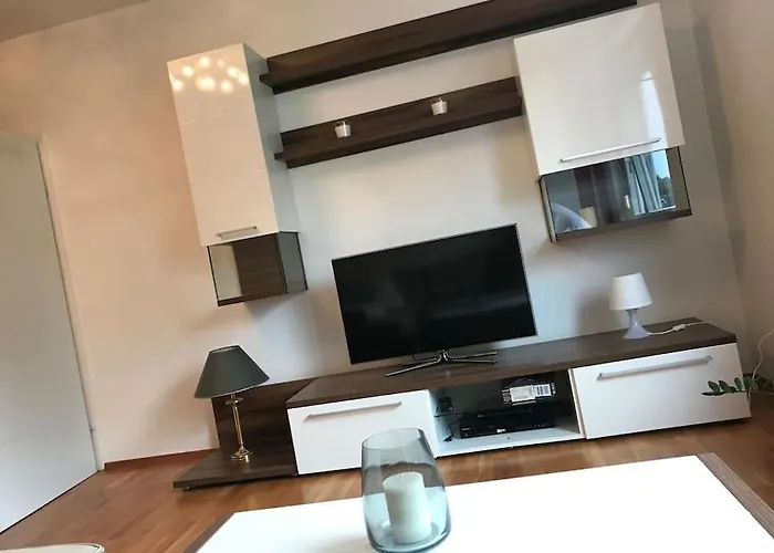 Neben Dem Lkh Und Der Medizinischen Universitaet * غراتس